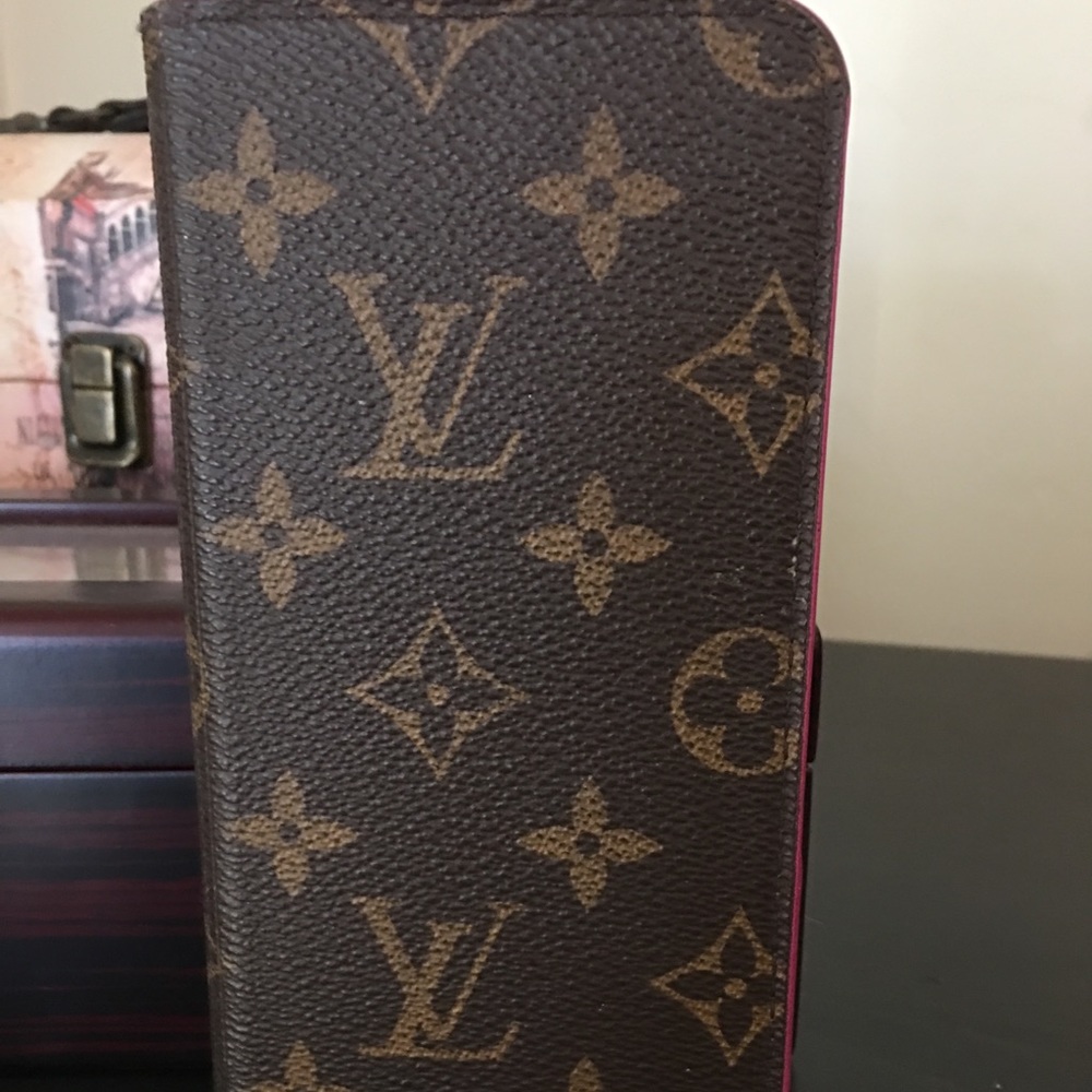 🎉SOLD🎉Authentic LOUIS Vuitton Folio Case